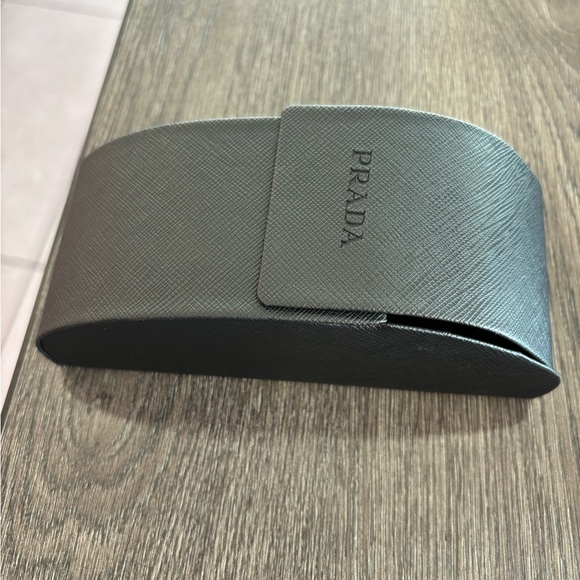 Prada - Picture 7 of 10